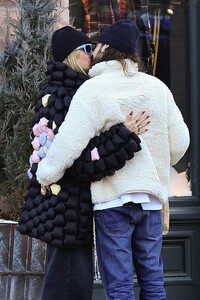 leni-and-heidi-klum-enjoy-winter-getaway-in-aspen-12.21.2024-8.jpg