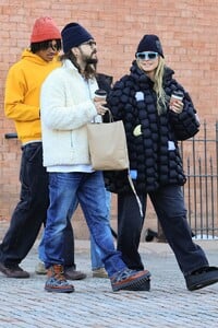 leni-and-heidi-klum-enjoy-winter-getaway-in-aspen-12.21.2024-9.jpg
