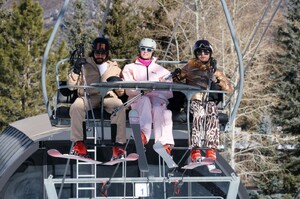 leni-and-heidi-klum-hit-the-slopes-in-aspen-12.20.2024-10.jpg