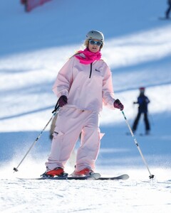 leni-and-heidi-klum-hit-the-slopes-in-aspen-12.20.2024-11.jpg