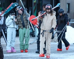 leni-and-heidi-klum-hit-the-slopes-in-aspen-12.20.2024-2.jpg