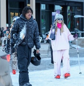 leni-and-heidi-klum-hit-the-slopes-in-aspen-12.20.2024-3.jpg