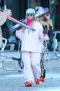 leni-and-heidi-klum-hit-the-slopes-in-aspen-12.20.2024-4.jpg