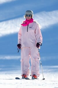 leni-and-heidi-klum-hit-the-slopes-in-aspen-12.20.2024-5.jpg