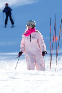 leni-and-heidi-klum-hit-the-slopes-in-aspen-12.20.2024-6.jpg