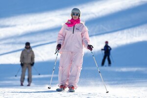 leni-and-heidi-klum-hit-the-slopes-in-aspen-12.20.2024-8.jpg