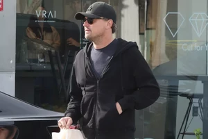 leonardo-dicaprio-diamond-necklace-121724-3-8b29f0d01e83497a947ff8bc379961d3.webp