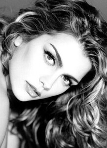 melody-vilbert-84612-fit.thumb.jpg.7749ea3f56f846a1ef70ca234f66a95d.jpg