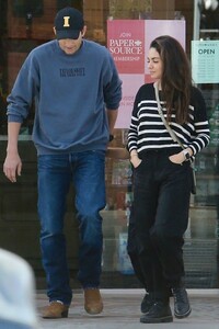mila-kunis-and-ashton-kutcher-out-shopping-in-studio-city-11-06-2024-4.jpg
