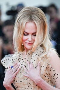 nicole-kidman-dazzles-in-schiaparelli-venice-film-festival-s-most-captivating-look-1.jpg