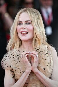 nicole-kidman-dazzles-in-schiaparelli-venice-film-festival-s-most-captivating-look-10.jpg