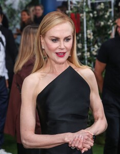 nicole-kidman-s-black-magic-stealing-hearts-at-the-perfect-couple-premiere-10.jpg
