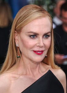 nicole-kidman-s-black-magic-stealing-hearts-at-the-perfect-couple-premiere-8.jpg