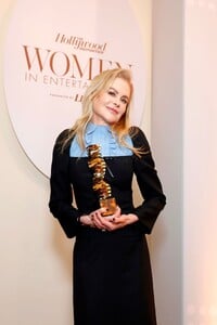 nicole-kidman-s-heartfelt-moment-glamour-grief-and-girl-power-at-thr-gala-14.jpg