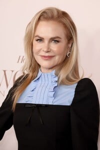 nicole-kidman-s-heartfelt-moment-glamour-grief-and-girl-power-at-thr-gala-17.jpg