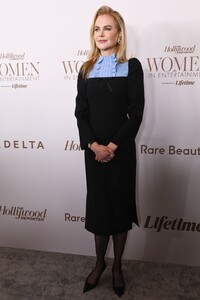 nicole-kidman-s-heartfelt-moment-glamour-grief-and-girl-power-at-thr-gala-2.jpg