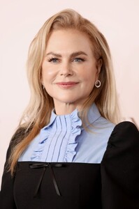 nicole-kidman-s-heartfelt-moment-glamour-grief-and-girl-power-at-thr-gala-3.jpg