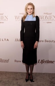 nicole-kidman-s-heartfelt-moment-glamour-grief-and-girl-power-at-thr-gala-7.jpg