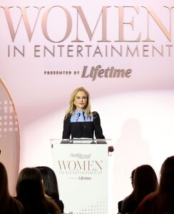 nicole-kidman-s-heartfelt-moment-glamour-grief-and-girl-power-at-thr-gala-8.jpg