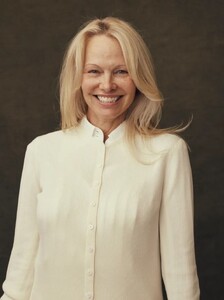 pamela-anderson-at-deadline-contenders-film-los-angeles-1.jpg
