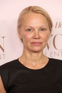 pamela-anderson-at-hollywood-reporter-s-annual-women-in-entertainment-gala-in-beverly-hills-12-04-2024-4.jpg