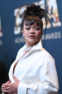 rihanna-at-38th-annual-footwear-news-achievement-awards-in-new-york-12-04-2024-0.jpg