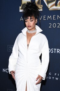 rihanna-at-38th-annual-footwear-news-achievement-awards-in-new-york-12-04-2024-2.jpg