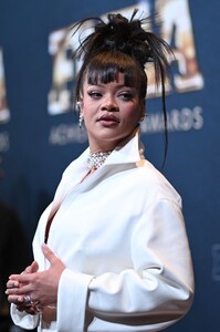 rihanna-at-38th-annual-footwear-news-achievement-awards-in-new-york-12-04-2024-3.jpg