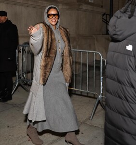 rihanna-out-and-about-in-new-york-12-05-2024-2.jpg