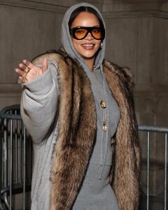 rihanna-out-and-about-in-new-york-12-05-2024-6.jpg