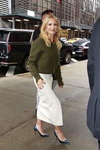 sarah-michelle-gellar-arrives-at-drew-barrymore-show-in-new-york-12-11-2024-4.jpg