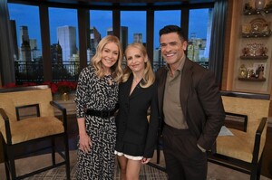 sarah-michelle-gellar-at-live-with-kelly-and-mark-12-10-2024-1.jpg