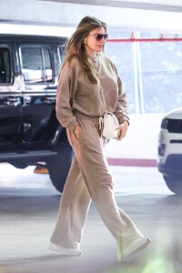 sofia-vergara-matches-her-range-rover-while-running-errands-in-beverly-hills-12.05.2024-6.jpg
