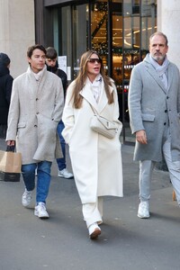 sofia-vergara-strolls-through-paris-12.26.2024-5.jpg