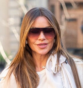 sofia-vergara-strolls-through-paris-12.26.2024-8.jpg