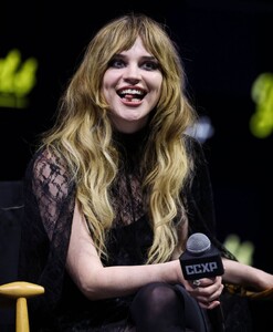 sophie-thatcher-at-paramount-ccxp-2024-in-sao-paulo-12-07-2024-5.jpg