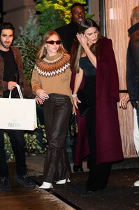 sydney-sweeney-sofia-vergara-spotted-in-chelsea-12.15.2024-2.jpg