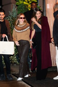 sydney-sweeney-sofia-vergara-spotted-in-chelsea-12.15.2024-3.jpg