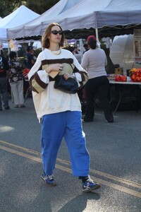 whitney-port-out-shopping-at-studio-city-farmers-market-12-01-2024-1.jpg