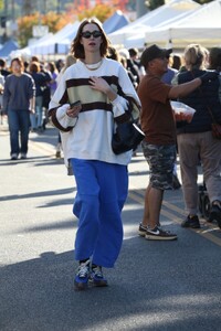 whitney-port-out-shopping-at-studio-city-farmers-market-12-01-2024-3.jpg
