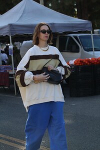 whitney-port-out-shopping-at-studio-city-farmers-market-12-01-2024-5.jpg