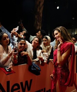[2024.12.14] alessandraambrosio_470311763_18477353311000670_1164473618350579813_n.jpg