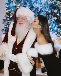 [2024.12.16] victoriajustice_470491686_18565818706006824_780616855902385560_n.jpg