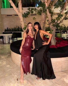 [2024.12.19] haileygrice_470946532_3925454127736388_1816762672883696260_n.jpg