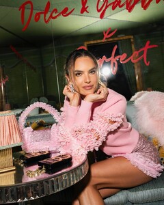 [2024.12.21] alessandraambrosio_470944515_18478922683000670_2533837139082995608_n.jpg
