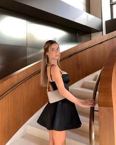 [2024.12.31] haileygrice_472213794_606928235048787_1502721027075079295_n.jpg