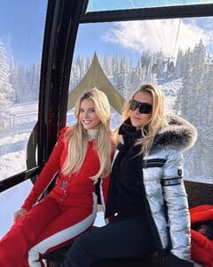[2024.12.31] lindsaymariebrewer_472313416_1640117496926322_2143786433053054927_n.jpg