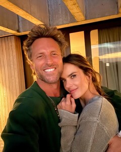 [2025.01.02] alessandraambrosio_471398929_18481347715000670_6175435425998577823_n.jpg