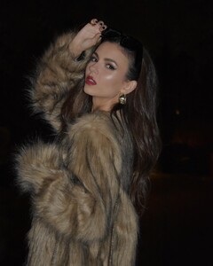 [2025.01.04] victoriajustice_472433620_18569690719006824_7157494328830112780_n.jpg