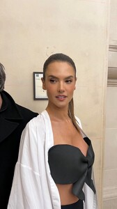 [2025.01.28] alessandraambrosio-saberbdj_475419777_18299465500239569_8805190183395187412_n.jpg